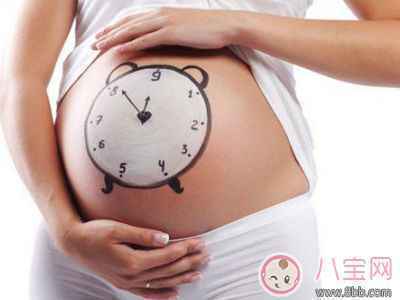 准妈妈摸肚子胎教详解 孕妇常摸肚子易致胎儿脐带绕颈是真的吗