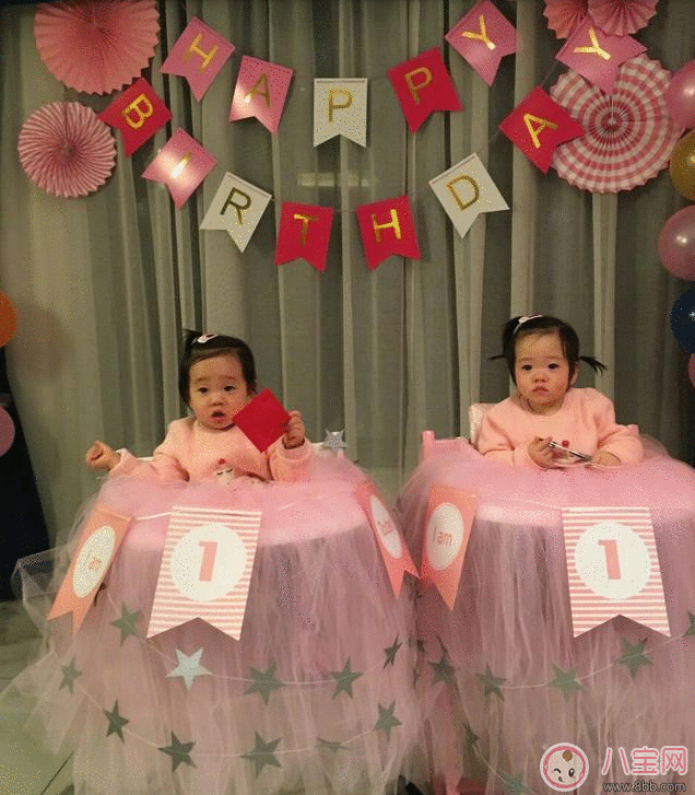 杨威双胞胎女儿抓周选了什么 杨威双胞胎女儿周岁生日萌照有哪些